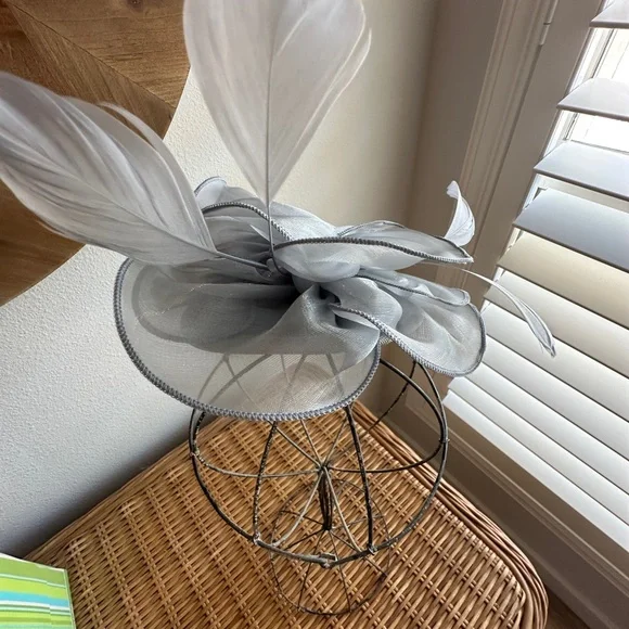 Elegant Silver Floral Fascinator NWOT - Picture 4 of 5